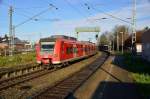 Der 425 100-5 fährt gerade an den Bahnsteig heran, hier in Rheydt Hbf ist er das Ende eines RE8 Zuges.