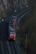 Fernschuß auf den 425 205-2 der an der Magaretenschlucht vorüber in Richtung Binauer Tunnel als S2 nach Mosbach Baden fährt.