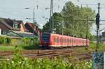 Der 425 594-9 führt hier eine RE8 nach Mönchengladbach aus dem Bahnhof Grevenbroich.