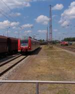 Mit + 20 Minuten hat Einfahrt.....der RE von Trier nach Kaiserslautern.
Wegen einer Störung an einem Bahnübergang, so hieß es, kam die Verspätung zustande.
Viele BÜ gibt es nicht mehr an der Saarstrecke. Im Saarland fallen mir spontan die BÜ in Mettlach und Besseringen ein. Neben dem einfahrenden 425 134 warten 189 041 + 189 044 mit dem Erzbomber auf Ausfahrt nach Rotterdam.
Abgestellt sind im Hintergrund 185 070 + 155 131 sowie 145-CL 202. Dillingen Saar 02.07.2014