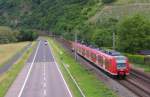 425 137 ist mit ihrer Regionalbahn von Trier nach Homburg (Saar) im unteren Saartal unterwegs. Gleich wird der Triebwagen im Hp Schoden-Ockfen halten. Bahnstrecke 3230 Saarbrücken - Karthaus am 15.06.2014
