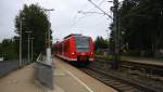 425 077-5 DB kommt die Kohlscheider-Rampe hoch aus Richtung Herzogenrath und fährt durch Kohlscheid  in Richtung Richterich,Laurensberg,Aachen-West.
Bei Wolken am Morgen vom 10.9.2014.