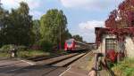 Die Photowolke ist weg - Nach dem Kalkzug war wieder eitler Sonnenschein und die Photowolke vergessen. 425 142 ist als RE von Trier nach Kaiserslautern unterwegs, hier bei der Anrufschranke in Saarlouis Roden. Bahnstrecke 3230 Saarbrücken - Karthaus am 02.10.2014