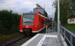 Die RB33 (Rhein-Niers-Bahn) kommt aus Richtung Heinsberg und hält in Heinsberg-Randerath und fährt in Richtung Lindern in der Abendstimmung am Abend vom 14.10.2014.