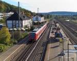 Baustelle - Der Bahnhof in Merzig an der Saar ist zur Zeit schwer im Umbau begriffen.
Neue Bahnsteige und Unterführungen mit Fahrstühlen werden gebaut. Über eine schwankende Notüberführung müssen die Reisenden nun jonglieren, wenn sie in Richtung Saarbrücken reisen wollen oder aus Richtung Trier ankommen. Das bedeutet auch, dass man sein Gepäck oder den Kinderwagen einige Meter hinauf und wieder hinab wuchten muß. Auf die Idee einen  Trage  Service anzubieten kommt weder DB Netze noch der Besteller des SPNV, hier frei nach dem Motto:  Lieber Reisender friß oder stirb .
Mal wieder keine Werbung für die Bahn, besonders dann wenn sich die Bauarbeiten länger als ein Jahr hinziehen, wie es in Völklingen passiert ist. 425 127 hat als RE Kaiserslautern - Trier den Planhalt in Merzig eingelegt. Bahnstrecke 3230 am 26.10.2014