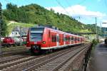 425 037-9 als RE8 nach Mönchengladbach, hier im Bahnhof Linz am Rhein am 28/07/2009.