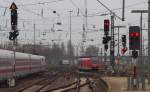 Doppelausfahrt! - Langsam schlängeln sich ein ICE 1 und ein 425er als S Bahn nach Karlsruhe aus dem Mannheimer Hauptbahnhof.