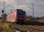 425 591-5 an der Spitze eines RE8 nach Koblenz zwischen Gubberath und Noithausen am 5.12.2011