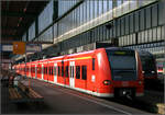 Triebzug, im Licht der Sonne -    Stuttgart Hauptbahnhof, 09.10.2005 (M)