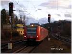425 090-8 erreicht am Neujahrstag 07 im letzten Licht als RB81 Trier - Koblenz den Bahnhof Bullay.