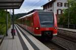 Flott fährt der 425 616-0 als RB 10 durch Neckargerach gen Heidelberg am 20.6.2015 dem Ziel Mannheim entgegen.