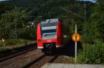 Der Triebwagen 425 068 verlässt hier gerade Neckargerach in Richtung Eberbach. 29.8.2015