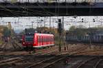 Während im Hintergrund die RB nach St. Ingbert Ausfahrt hat, verlässt 425 138 als RE nach Saarhölzbach den Bahnhof Dillingen Saar. Saarhölzbach war zwischen 1947 und 1957 Grenzbahnhof Saarland - Deutschland und die meisten Züge wendeten dort. Die einst aus diesem Grund großzügig angelegten Gleisanlagen sind bis auf einen kläglichen Rest alle verschwunden. 22.10.2013 Bahnstrecke 3230 Saarbrücken - Karthaus