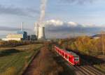 425 137 hat als RB Trier - Homburg gerade das Kraftwerk Ensdorf passiert. Das Kraftwerk wurde von der Saarstahl AG angemietet und produziert nur noch Strom für den Eigenbedarf. Bahnstrecke 3230 Saarbrücken - Karthaus am 12.11.2015