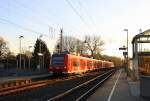 Die Rhein Niers Bahn (RB33) aus Aachen-Hbf-Heinsberg-Rheinand-Duisburg-Hbf kommt aus Richtung Aachen-West,Laurensberg,Richterich, und fährt durch Kohlscheid und fährt in Richtung Herzogenrath,Mönchengladbach. Bei schönem Novemberwetter am Kalten Nachmittag vom 23.11.2015.