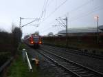 Die Rhein Niers Bahn (RB33) kommt die Kohlscheider-Rampe hoch aus Duisburg-Hbf,Heinsberg-Rheinand nach Aachen-Hbf und hält in Kohlscheid und fährt in Richtung Richterich,Laurensberg,Aachen-West,Aachen-Schanz,Aachen-Hbf. 
Aufgenommen von Bahnsteig 2 in Kohlscheid.
Bei Regenwetter am Nachmittag vom 11.1.2016.