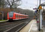 Die Rhein Niers Bahn (RB33) aus Aachen-Hbf-Heinsberg-Rheinand-Duisburg-Hbf kommt aus Richtung Aachen-West,Laurensberg,Richterich, und hält in Kohlscheid und fährt in Richtung