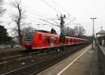 Die Rhein Niers Bahn (RB33) aus Aachen-Hbf-Heinsberg-Rheinand-Duisburg-Hbf kommt aus Richtung Aachen-West,Laurensberg,Richterich, und hält in Kohlscheid und fährt in Richtung