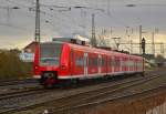 Gerade ist der 425 598-0 am Fotografen vorbei gefahren und rollt nun dem Bahnsteig in Grevenbroich entgegen, der Zug ist als RE8 nach Koblenz unterwegs.