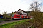 quasi ein Hüftschuss wegen unverhofft kommt oft, hier führt der 425 018-9 einen RE nach Stuttgart und ich habe ihn vom Magaretenschluchtweg aus gerade noch so ablichten können.
Neckargerach 8.4.2016