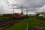 425 024-7 führt am Sonntag den 24.4.2016 einen RE6a zum Flughafen Köln/Bonn durch Nievenheim. 