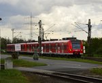 425 577-4 führt einen RE 6a nach Düsseldorf Hbf durch Nievenheim am Sonntag den 24.4.2016