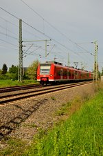 Ein umgeleiteter RE11 nach Mönchengladbach kommt hier am 9.5.2016 durch Kleinenbroich. Grund für die Umleitung von Dortmund ohne Halt nach Duisburg, Düsseldorf und Neuss nach Mönchengladbach ist, das zwischen Uerding und Rheinhausen ein ehemaliges Stellwerk einsturzgefärdet ist. So ein Abriss dauert halt bei der Bahn etwas länger....