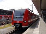 Am 27.05.2016 wartet 425 145 in Würzburg Hbf auf Gleis 10 als RB 58093 nach Kitzingen abzufahren.