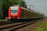 425 077-5 führt einen R6a nach Köln/Bonn Flughafen, hier ist der Zug beim Durchfahren von Norf.