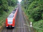 Die Rhein Niers Bahn (RB33) kommt die Kohlscheider-Rampe hoch aus Duisburg-Hbf,Heinsberg-Rheinand nach Aachen-Hbf und fährt in Richtung Kohlscheid,Richterich,Laurensberg,Aachen-West,Aachen-Schanz,Aachen-Hbf. Aufgenommen von der Brücke der Roermonderstraße in Kohlscheid. 
Bei Regenwetter am Nachmittag vom 27.6.2016.