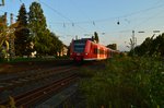 Im langsam schwindenden Abendlicht kommt ein RB33 nach Duisburg durch Gleis 4 des Rheydter Hbf eingefahren.29.8.2016