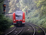 Die Rhein Niers Bahn (RB33) aus Aachen-Hbf-Heinsberg-Rheinand-Duisburg-Hbf kommt aus Richtung Aachen-Hbf und fährt in Aachen-Schanz ein und fähhrt dann weiter in Richtung