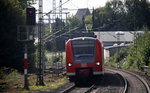 Die Rhein Niers Bahn (RB33) kommt aus Aachen-Hbf nach Duisburg-Hbf  und kommt aus Richtung Aachen-Hbf,Aachen-Schanz,Aachen-West,Laurensberg,Richterich,Kohlscheid,Herzogenrath,Palenberg,Zweibrüggen,Frelenberg,Geilenkirchen,Süggerrath,Lindern,Brachelen,Hückelhoven-Baal,Baal und hält in Erkelenz und fährt dann weiter in Richtung Herrath,Beckrath,Wickrath,Rheydt-Hbf,Mönchengladbach-Hbf. 
Aufgenommen vom Bahnsteig 1  in Erkelenz.
Bei Sonnenschein und Regwolken am Mittag vom 3.10.2016.