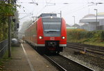 Die Rhein Niers Bahn (RB33) kommt die Kohlscheider-Rampe hoch aus Duisburg-Hbf nach Aachen-Hbf  und hält in Kohlscheid und fährt in Richtung Richterich,Laurensberg,Aachen-West,Aachen-Schanz,Aachen-Hbf. Aufgenommen von Bahnsteig 2 in Kohlscheid.
Bei Wolken am Vormittag vom 29.10.2016.