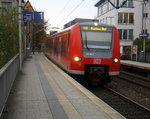 Die Rhein Niers Bahn (RB33)  kommen aus Duisburg-Hbf-Heinsberg(Rheinland) nach Aachen-Hbf und kommen aus Richtung Aachen-West und halten in Aachen-Schanz  in Aachen-Schanz und fahren in Richtung Aachen-Hbf. 
Aufgenommen vom Bahnsteig von Aachen-Schanz.
Bei Regenwolken am Kalten Nachmittag vom 4.11.2016.