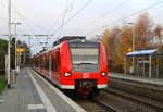 kommt aus Aachen-Hbf nach Duisburg-Hbf und kommt aus Richtung Aachen-Hbf,Aachen-Schanz,Aachen-West,Laurensberg,Richterich,Kohlscheid,Herzogenrath,Palenberg,Zweibrüggen,Frelenberg,Geilenkirchen,Süggerrath,Lindern,Brachelen,Hückelhoven-Baal,Baal und hält in Erkelenz und fährt dann weiter in Richtung Herrath,Beckrath,Wickrath,Rheydt-Hbf,Mönchengladbach-Hbf. 
Aufgenommen vom Bahnsteig 1 in Erkelenz. 
Bei Wolken am Nachmittag vom 27.11.2016.