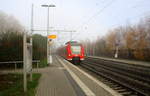 Die Rhein Niers Bahn (RB33) kommt aus Duisburg-Hbf nach Aachen-Hbf und kommt aus dem Nebelgefahren aus Richtung Mönchengladbach-Hbf,Rheydt-Hbf,Wickrath,Beckrath,Herrath und hält in Erkelenz und fährt dann weiter in Richtung Baal,Hückelhoven-Baal,Brachelen,Lindern,Süggerrath,Geilenkirchen,Frelenberg,Zweibrüggen,Übach-Palenberg,Rimburg,Finkenrath,Hofstadt,Herzogenrath, Kohlscheid,Richterich,Laurensberg,Aachen-West,Aachen-Schanz,Aachen-Hbf. Aufgenommen vom Bahnsteig 1 in Erkelenz. 
Bei Sonne und Nebel Mittag vom 3.12.2016.