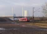 425 137 ist als RB Merzig - Kaiserslautern unterwegs. Gleich wird der Triebwagen den Bahnhof Bous (Saar) erreichen. Bahnstrecke 3230 Saarbrücken - Karthaus am 28.12.2016