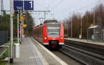 Die Rhein Niers Bahn (RB33) kommt aus Duisburg-Hbf nach Aachen-Hbf und kommt aus Richtung Mönchengladbach-Hbf,Rheydt-Hbf,Wickrath,Beckrath,Herrath und hält in Erkelenz und fährt dann weiter in Richtung Baal,Hückelhoven-Baal,Brachelen,Lindern,Süggerrath,Geilenkirchen,Frelenberg,Zweibrüggen,Übach-Palenberg,Rimburg,Finkenrath,Hofstadt,Herzogenrath, Kohlscheid,Richterich,Laurensberg,Aachen-West,Aachen-Schanz,Aachen-Hbf. 
Aufgenommen vom Bahnsteig 1 in Erkelenz. 
Bei Regenwetter am Kalten Vormittag vom 26.12.2016.