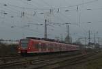 Eine vom 425 603-8 geführte RE8 verlässt Grevenbroich gen Mönchengladbach Hbf am Samstag den 7.1.2017. Rechts im Bild ist noch die Sperrtafel samt dem gefällten Signal zu sehen, das Dennis Fiedler(ID 987063) schon vor Tagen gezeigt hat. Der Trafozug hat es ja umgelegt.