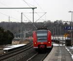 Ein Nachschuss von der Rhein Niers Bahn (RB33) aus Aachen-Hbf nach Duisburg-Hbf und kommt aus Richtung Aachen-Hbf,Aachen-Schanz,Aachen-West,Laurensberg,Richterich,Kohlscheid und hält in Herzogenrath und fährt in Richtung Hofstadt,Finkenrath,Rimburg,Übach-Palenberg,Zweibrüggen,Frelenberg,Geilenkirchen,Süggerrath,Lindern,Brachelen,Hückelhoven-Baal,Baal,Erkelenz,Herrath,Beckrath,Wickrath,Rheydt,Mönchengladbach. 
Aufgenommen von Bahnsteig 1 in Herzogenrath. 
Bei Wolken am Kalten Nachmittag vom 3.1.2017.