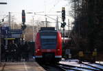 Ein Nachschuss von der Rhein Niers Bahn (RB33) kommt aus Heinsberg-Rheinand-Duisburg-Hbf nach Aachen-Hbf und kommt aus Richtung Mönchengladbach-Hbf,Rheydt-Hbf,Wickrath,Beckrath,Herrath,Erkelenz,Baal,Hückelhoven-Baal,Brachelen,Lindern,Süggerrath,Geilenkirchen,Frelenberg,Zweibrüggen,Übach-Palenberg,Rimburg,Finkenrath,Hofstadt,Herzogenrath, Kohlscheid,Richterich,Laurensberg und hilt in Aachen-West und fuhr weiter in Richtung Aacen-Schanz,Aachen-Hbf.
Aufgenommen vom Bahnsteig in Aachen-West.
Bei Sonnenschein am Kalten Nachmittag vom 21.1.2017.