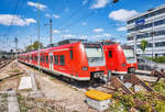 425 818-2 und 425 726-7 stehen am 20.4.2017 auf zwei Abstellgleisen in Mannheim Hbf.