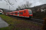 S1 nach Osterburken, der 425 255-7 verlässt am 3.2.2021 Neckargerach 