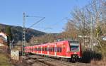 S1 Zug bei der Einfahrt in Neckargerach, am Zugschluß läuft der 425 758-0 am Dienstag den 2.3.2021