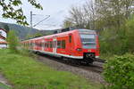 425 757-2 verlässt Neckargerach als S2 nach Mosbach  Baden am Mittag des 29.4.2021