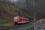 Aus dem Hinterburgtunnel in Neckarsteinach kommt der 425 617-8 als S2 nach Mosbach Baden vors Objektiv gefahren.