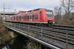 Interregio-Express (||) - Von Ulm kommend überquert 425 312-6 am 24.01.2022 als IRE 3 / 4811 den Rotbach in Biberach (Riß) auf der Fahrt nach Friedrichshafen Hafen