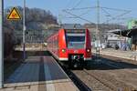 425 301-9 als RE 5 / 17377 von Ulm nach Friedrichshafen fährt am 04.03.2022 in den Bahnhof von Biberach (Riß)