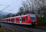 Nachschuß auf den 425 575 der als S2 nach Kaiserlautern in Neckargerach an den Bahnsteig fährt am Freitag den ersten April 2022.